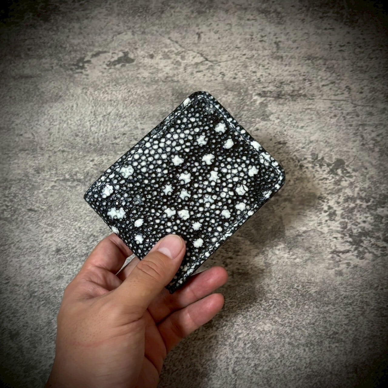 スタースティングレイ 二つ折り 財布 総手縫い 梅花皮 折財布