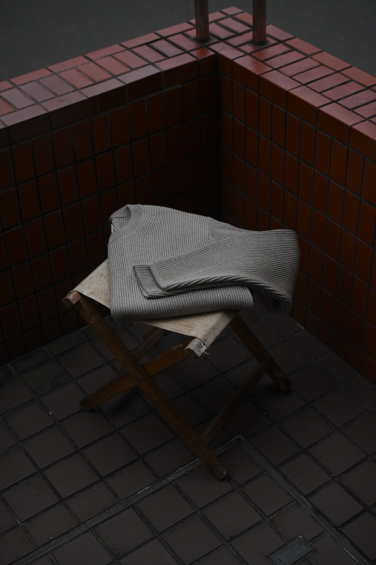 BATONER / SOLID WOOL RIB CREW NECK (Ivory×Beige)