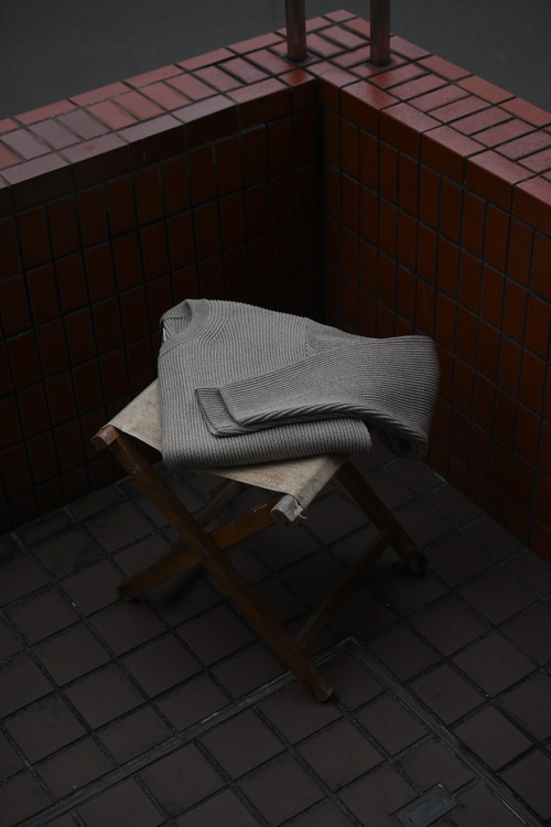 BATONER / SOLID WOOL RIB CREW NECK (Ivory×Beige)