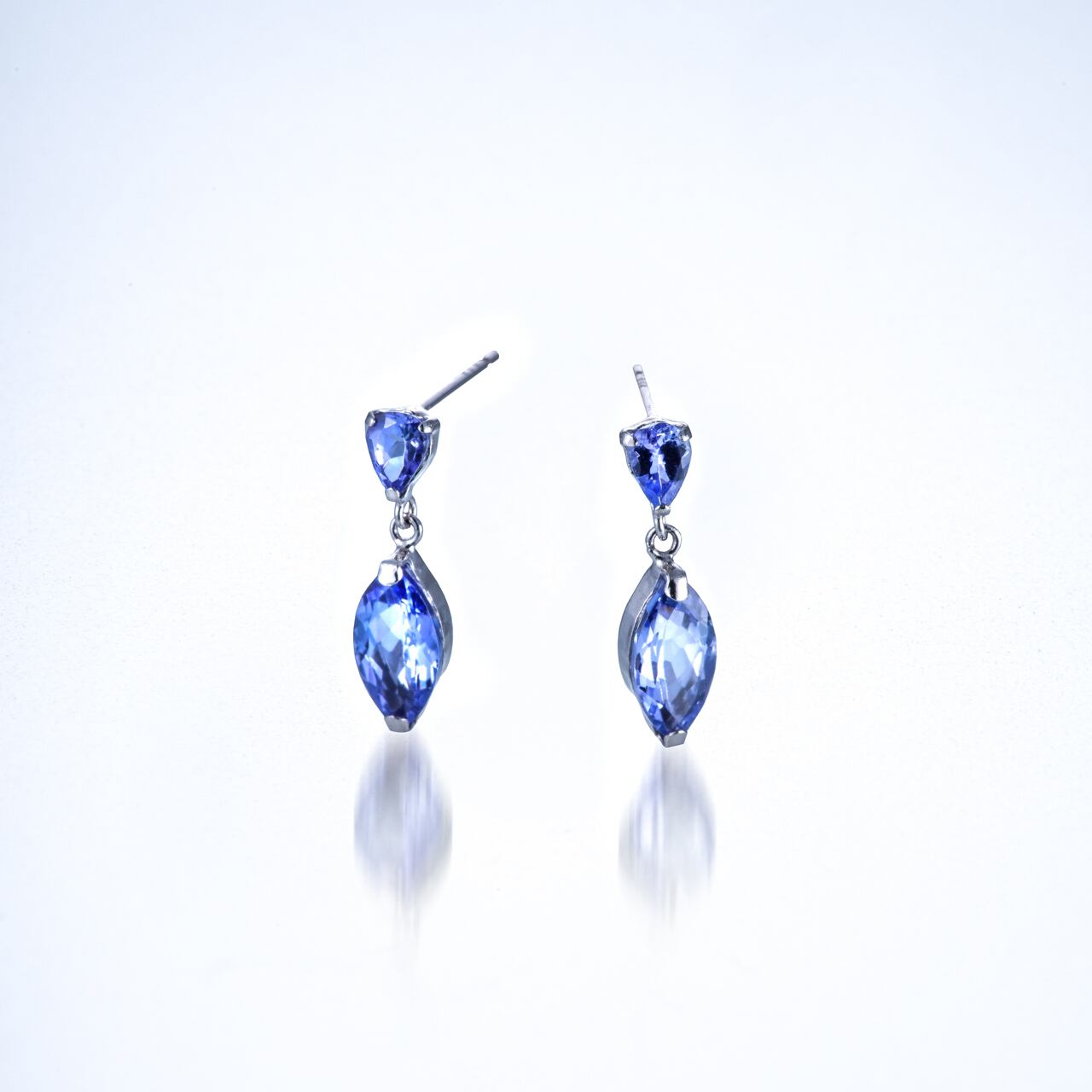 【深い青が導く、私らしさ】
Ptタンザナイトピアス