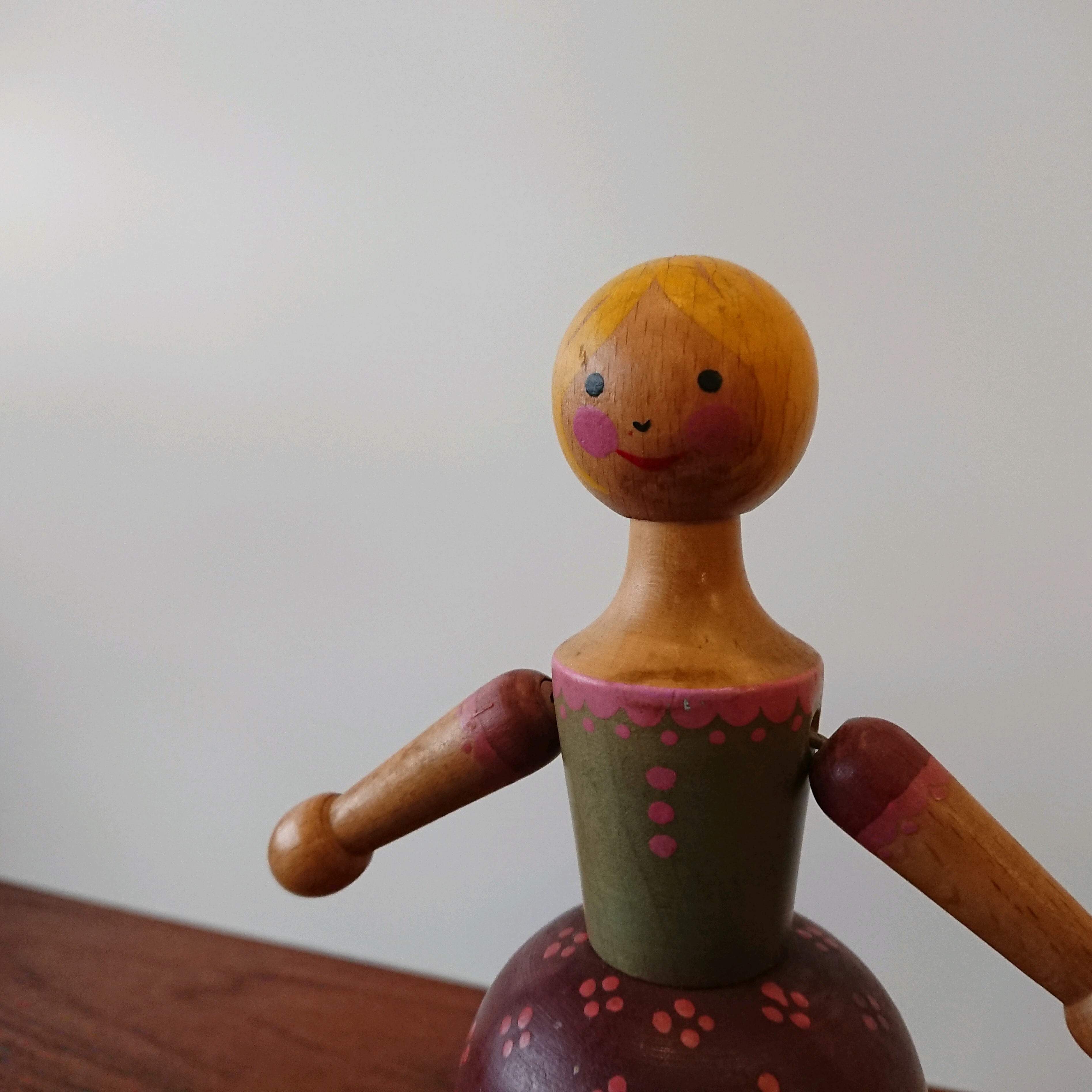 ブライトシュベルツ　木製　人形　女の子