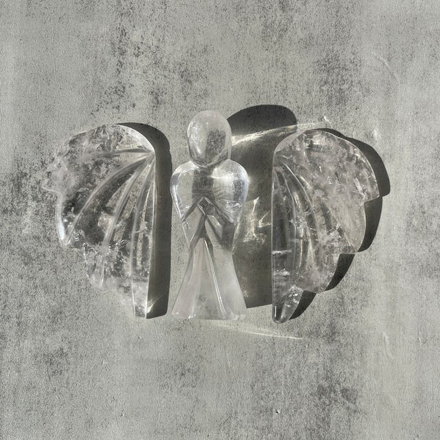 ブラジル・ゴイーア州 クリスタリーナ産 クリアクォーツ エンジェル 彫刻｜スタンド付き