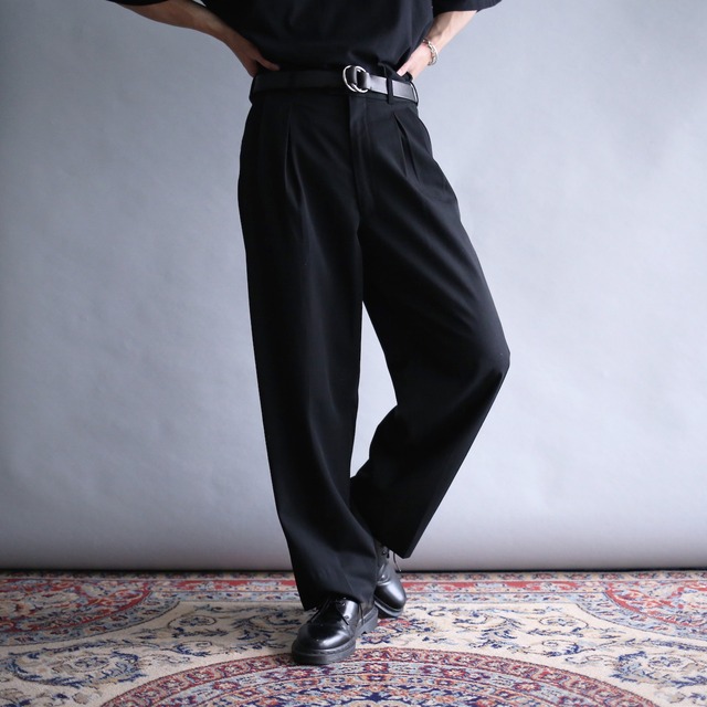 2-tuck tapered silhouette wide slacks