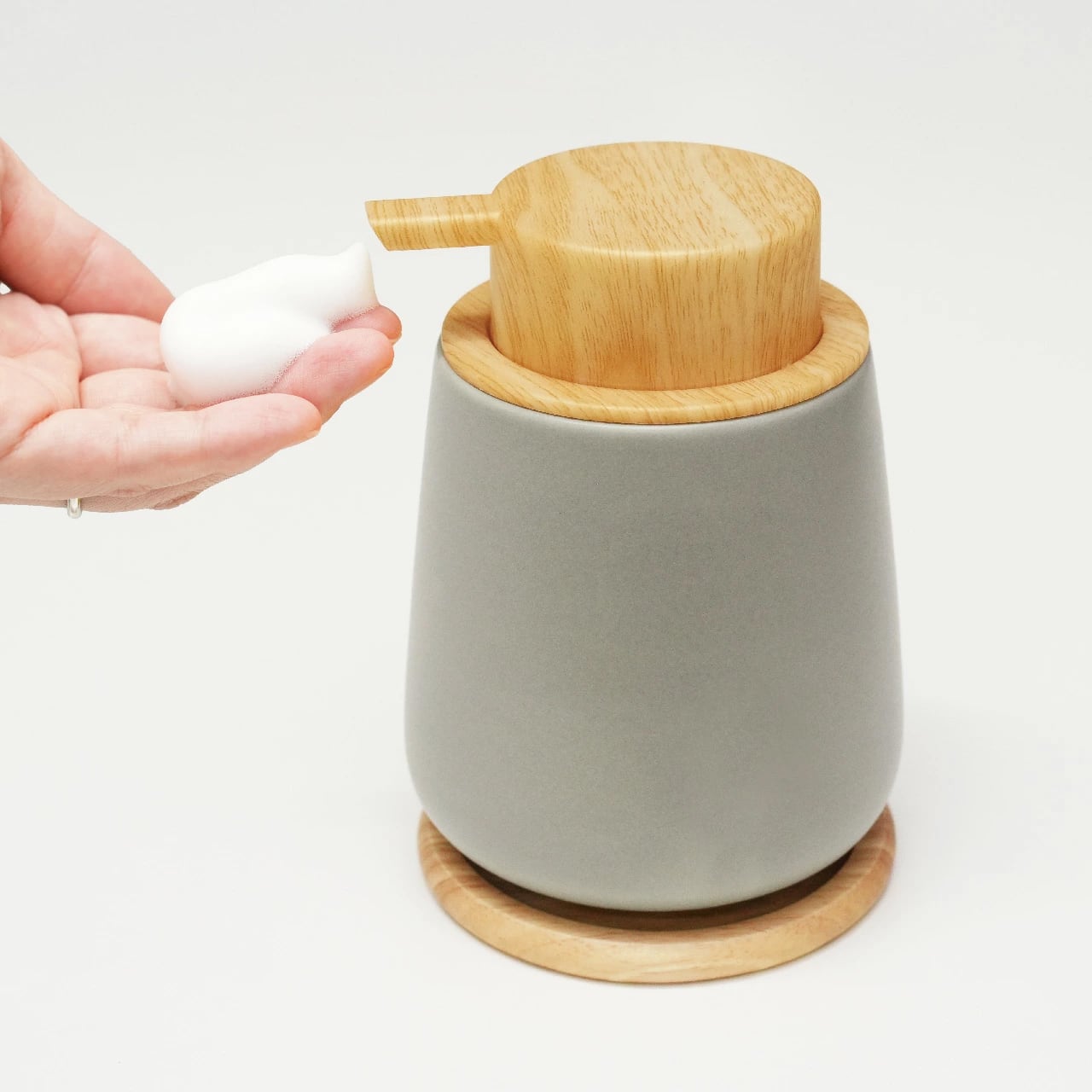 NEW》北欧モダンな泡ソープディスペンサー 木製コースター付 【 9色の