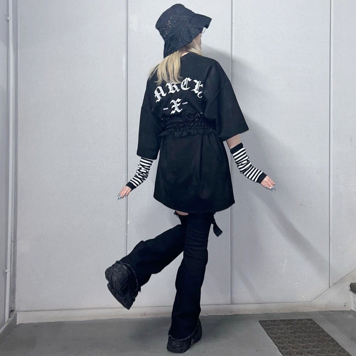 スエードタッチ ゴシックロゴTシャツ | VOLCAN&APHRODITE