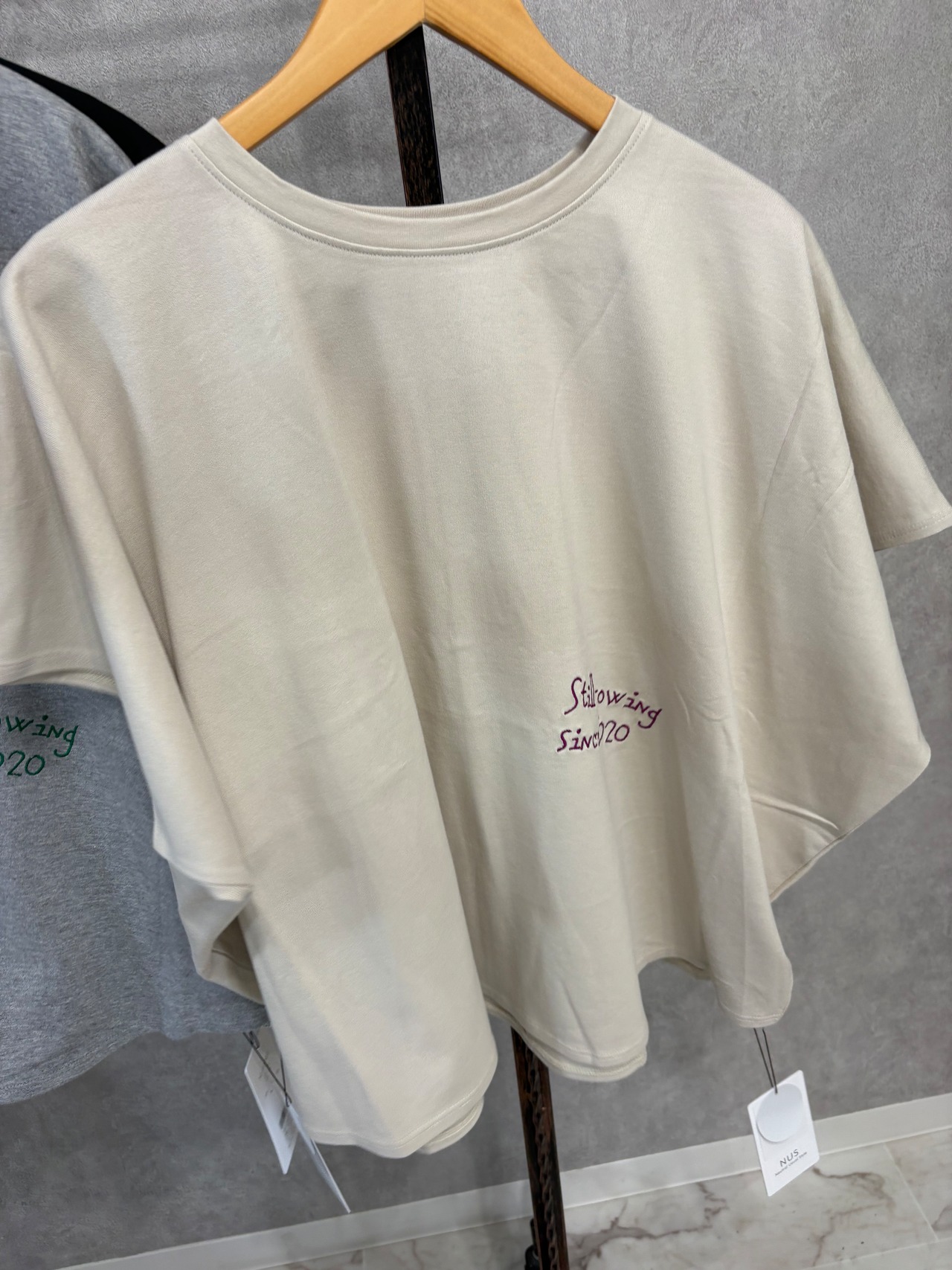 【NUS】 クラシック天竺　刺繍手書きロゴ　オーバーカットソー　610-35072