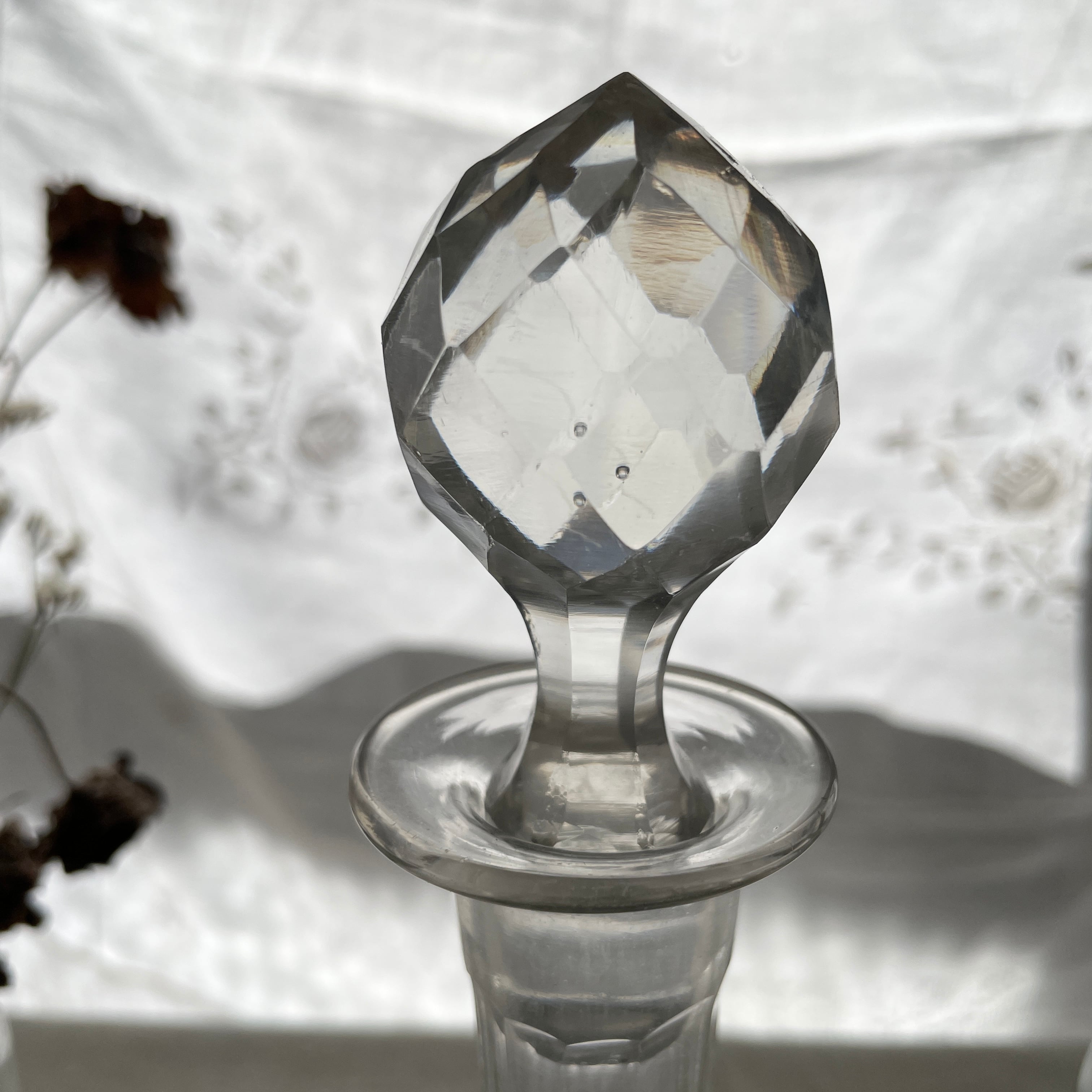 フランス 彫刻デキャンタ 厚みあるクリスタルに芸術的シルバー装飾 重1,214g フランス 彫刻デキャンタ 厚みあるクリスタルに芸術的シルバー