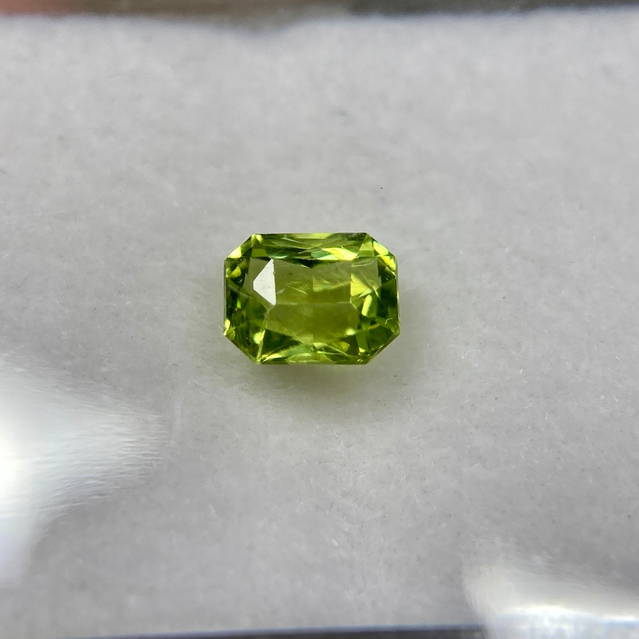 ペリドット 約0.65ct 約4.9mm*4.0mm r-0191