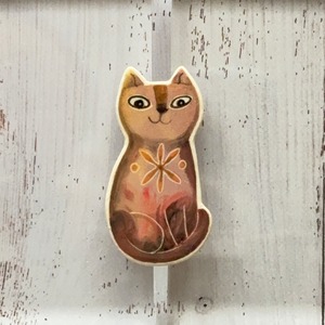 at866 リトアニア直輸入　陶器のピンバッジ（猫）