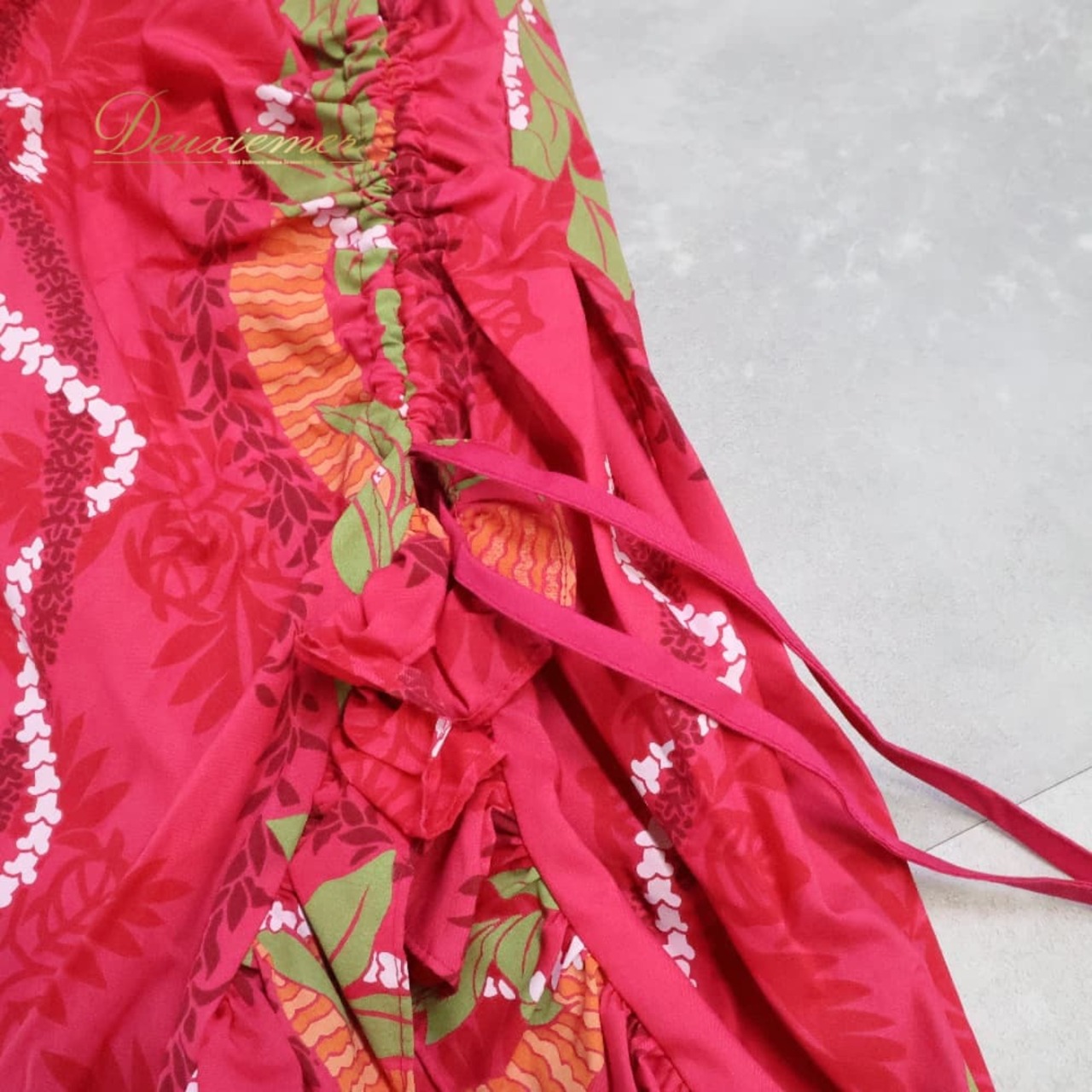 フラダンス 衣装 T&L MUUMUU FACTORY ムームーファクトリー ワンピース ドレス ピンク系 ハワイ製 スリット フリル かわいい 華やか 鮮やか 明るい ハワイアン アロハ ハワイアンプリント フラ ダンス レッスン 練習 オレンジ系