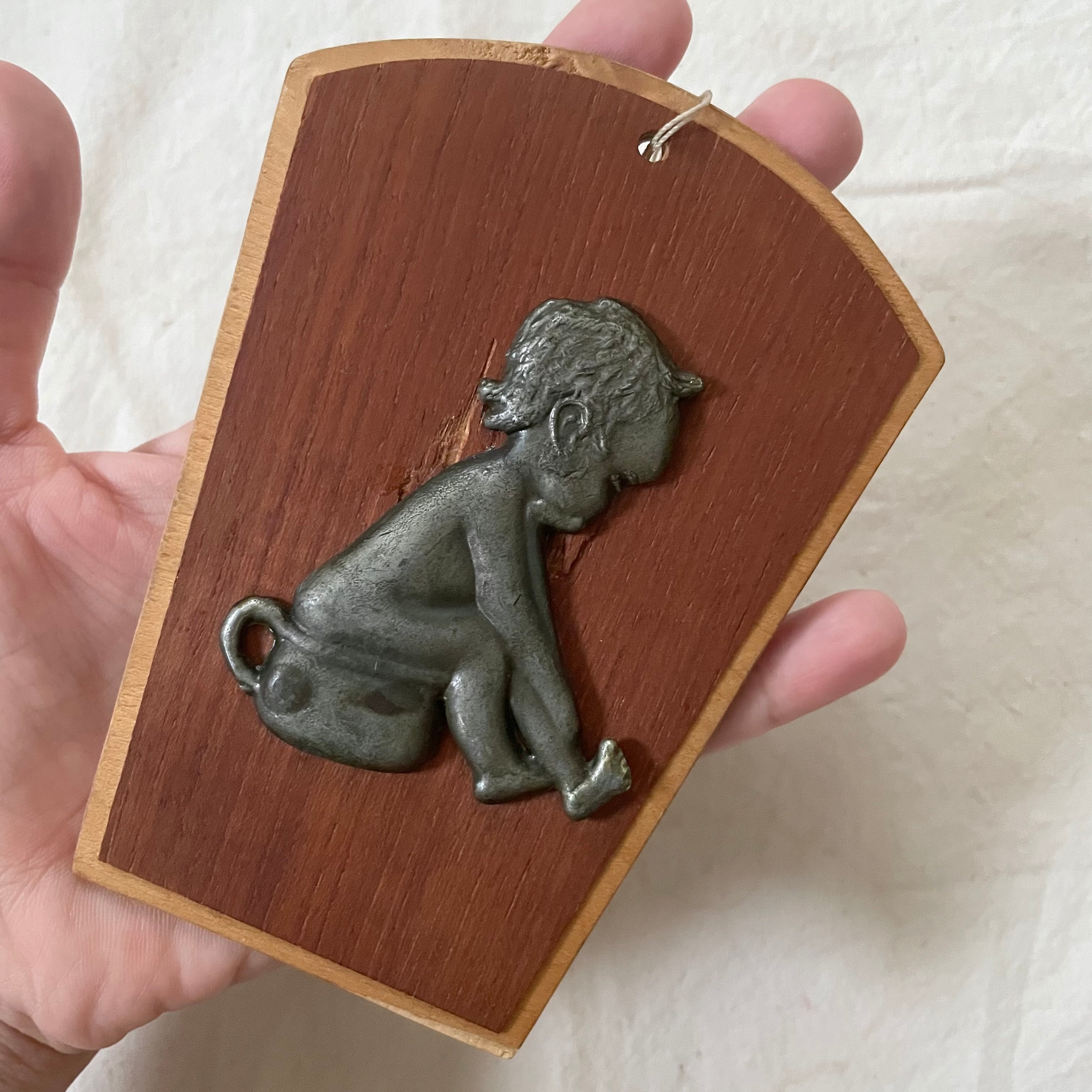 おトイレ中の子供の壁掛け