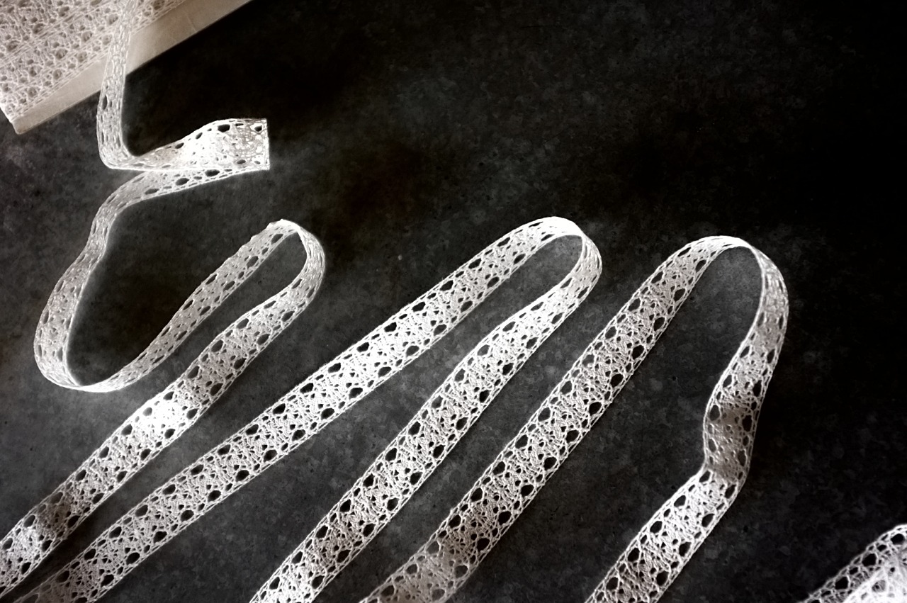 フランス 100x1.8c 小さなお目目とアンティークレース  r50mn