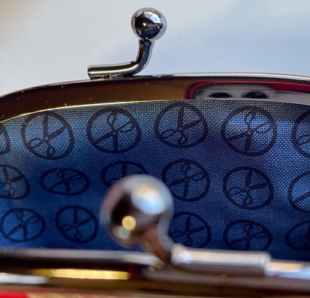 ♡資生堂♡キティーちゃん　Bチェーン・花柄刺繍　がま口　ポーチ♡試供品セット♡ 8286b3c549632af7506f9a4cdfd212