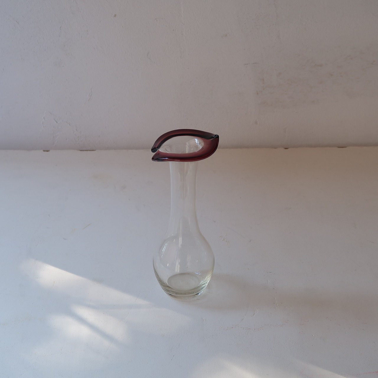 桜の花びらのようなフラスコ花瓶