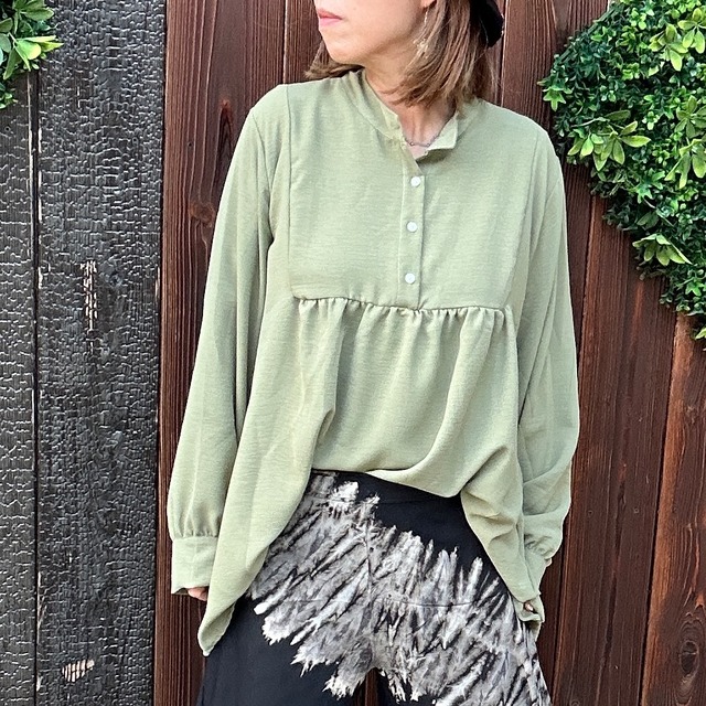 胸元ふんわりシンプルブラウス