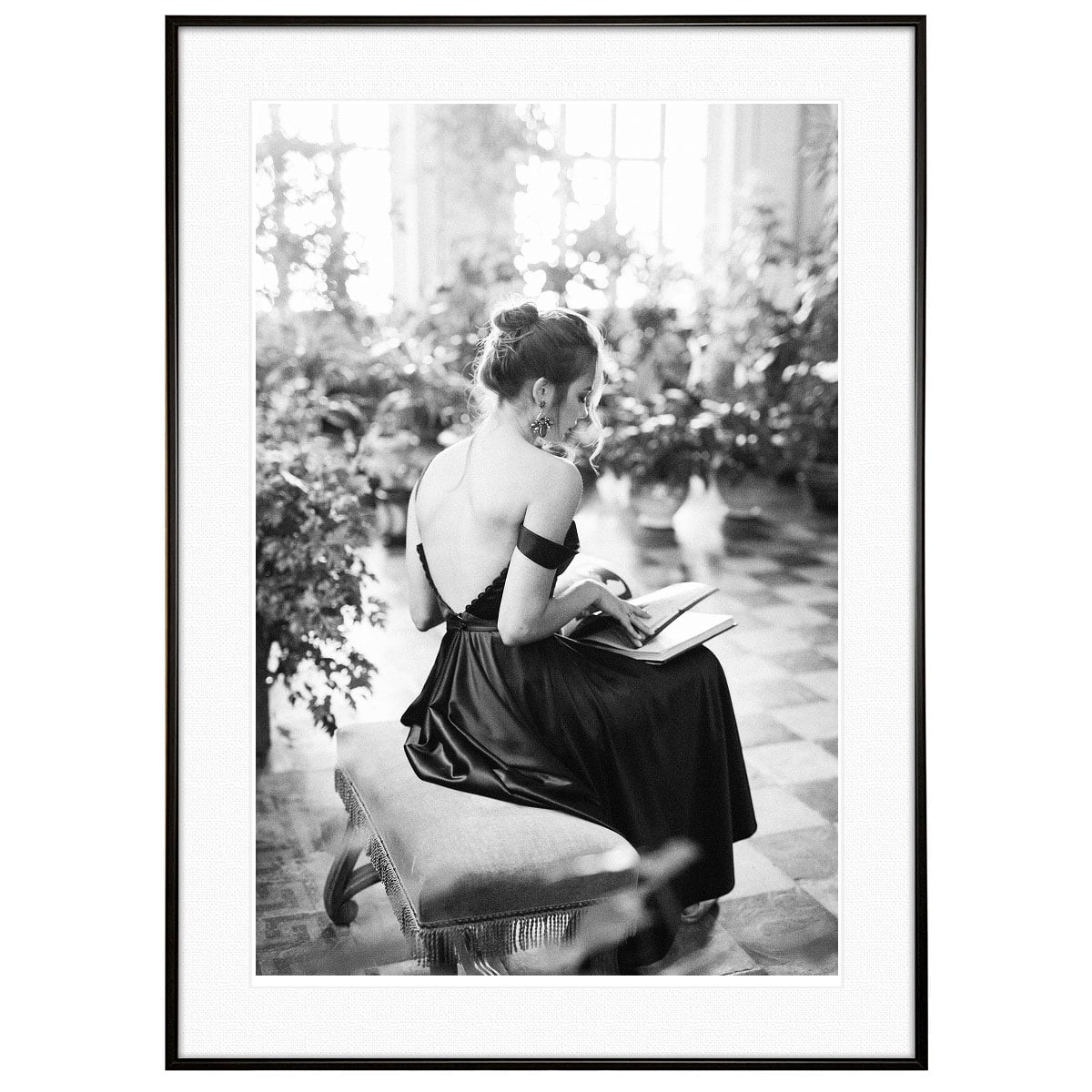 人物写真 ベンチに座って本を読んでいるドレスの女性 インテリア