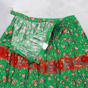 フォークダンス 衣装 スカート グリーン系 花柄 刺繍 緑 赤 紫 黄 ハンガリー製 かわいい チロリアン チロルスカート カントリー 華やか 鮮やか ダンス衣装 イベント 練習 レッスン ボタン レッド系 パープル系 イエロー系 ピンク系