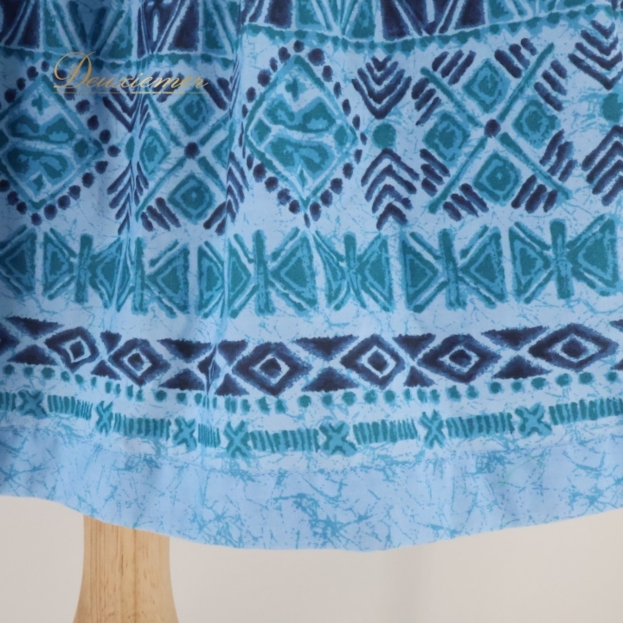 フラダンス 衣装 パウスカート ブルー系 ワントーン シンプル シングル カヒコ柄 かわいい 華やか 鮮やか 明るい 爽やか 水色 ハワイアン アロハ ハワイアンプリント フラ ダンス レッスン 練習 おしゃれ かわいらしい 踊り 軽やか