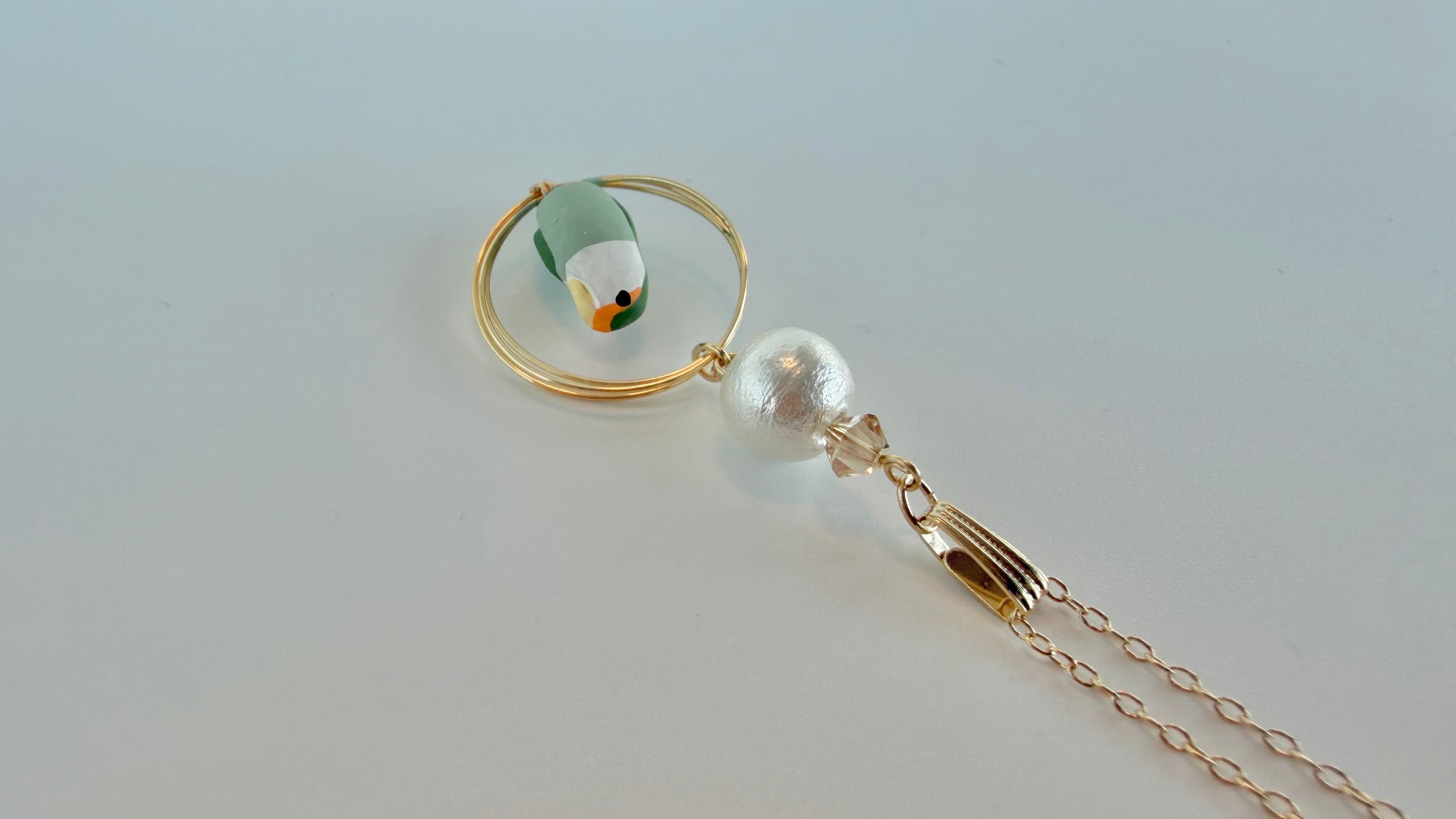 コザクラインコ(シーグリーン)コットンパール付ペンダント