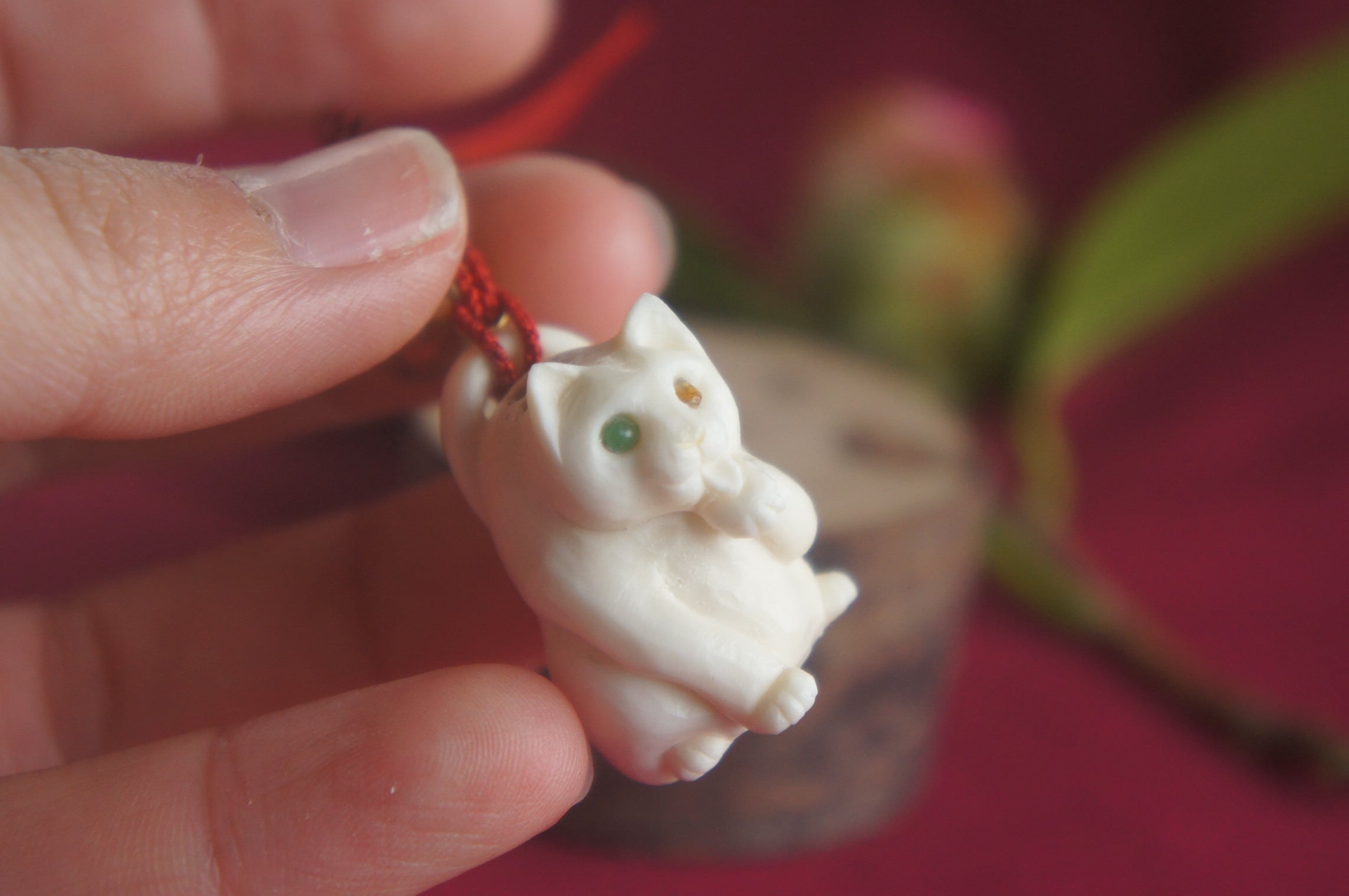 根付け　「鷹」　日本ホンシュウ鹿角材質　　N22 大根付け 「牛」 江戸時代保証 材質日本ホンシュウ鹿角