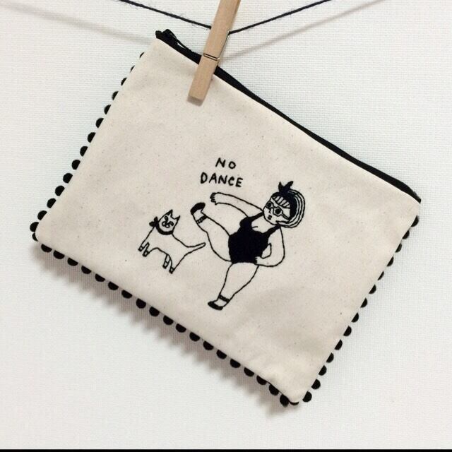 【黒】エアロビ女子のポンポン刺繍ポーチ