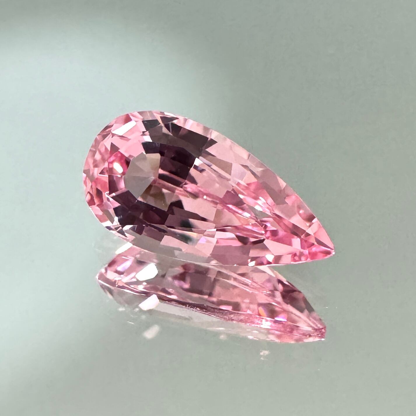1.4ct 桃色 合成ピンクサファイア ほっそりペアシェイプのルース 