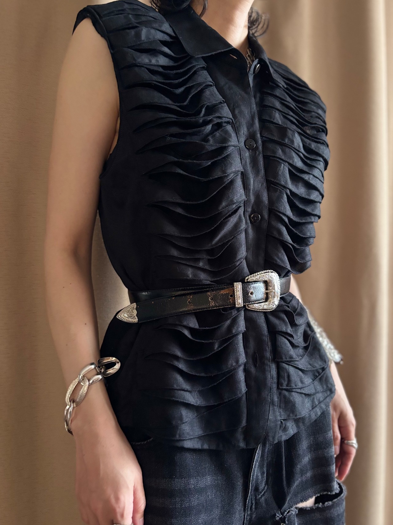 structured pleated black linen sleeveless shirt-5154-8