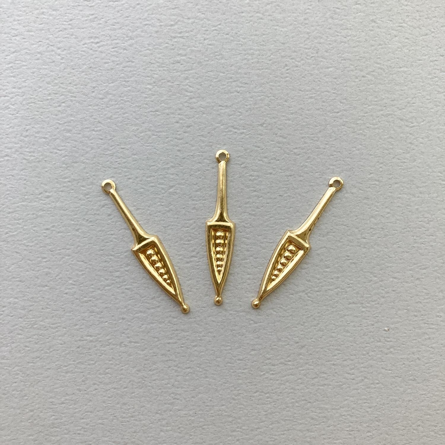 〈最終入荷〉USA真鍮 ドット入りダガーチャーム