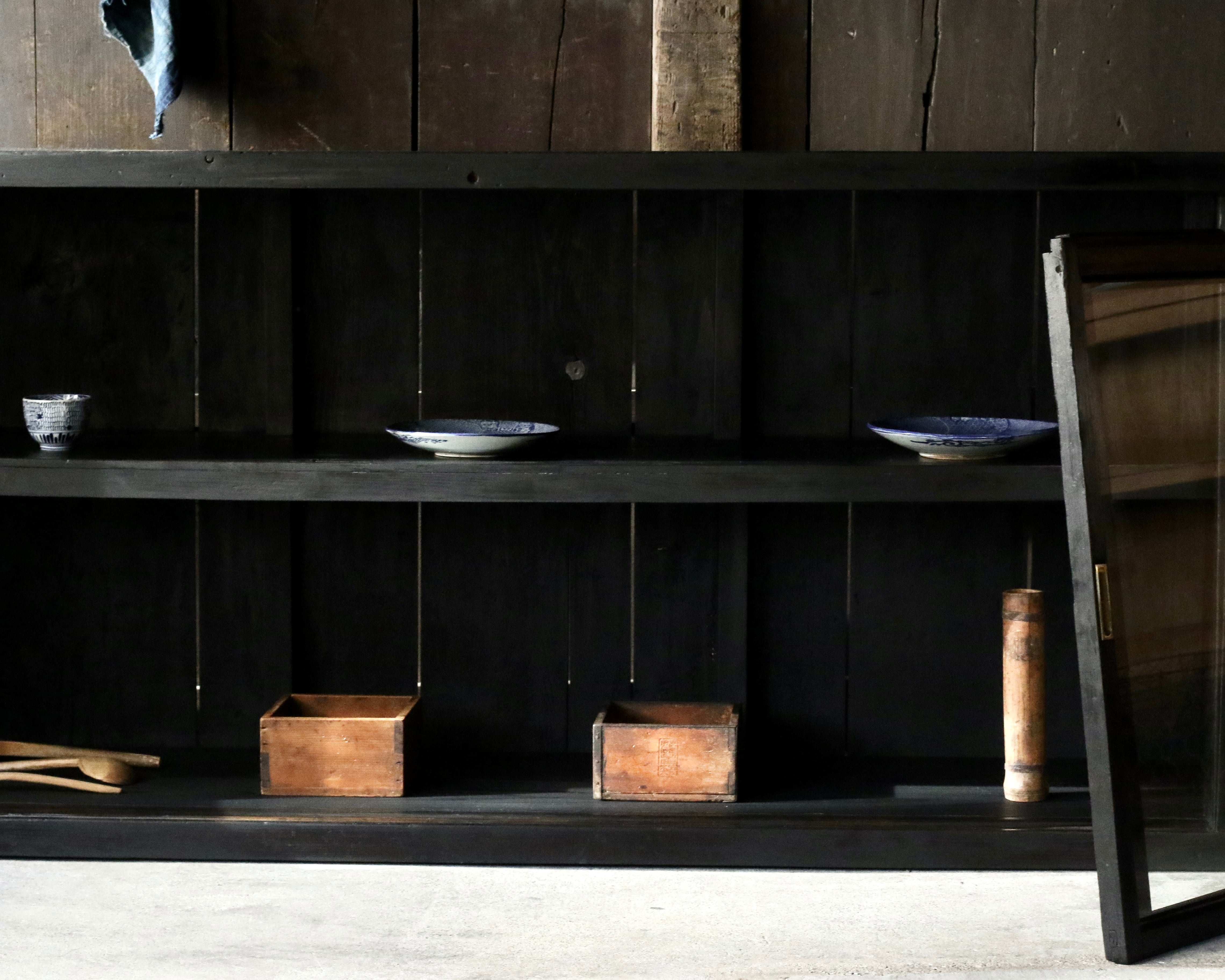 横長なガラス戸棚《古家具 食器棚 サイドボード》 | Rem Remake Furniture