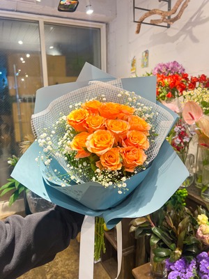 オレンジ薔薇12本とカスミソウのブーケ