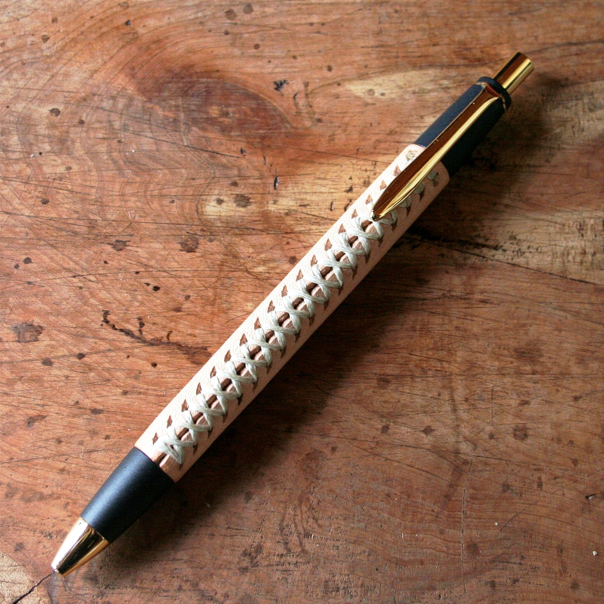 【新品未使用】シックザール 革軸ペン ヌメ革 ナチュラル ボールペン シックザール 革軸ペン 特上ヌメ革 節目模様 ナチュラル ボールペン