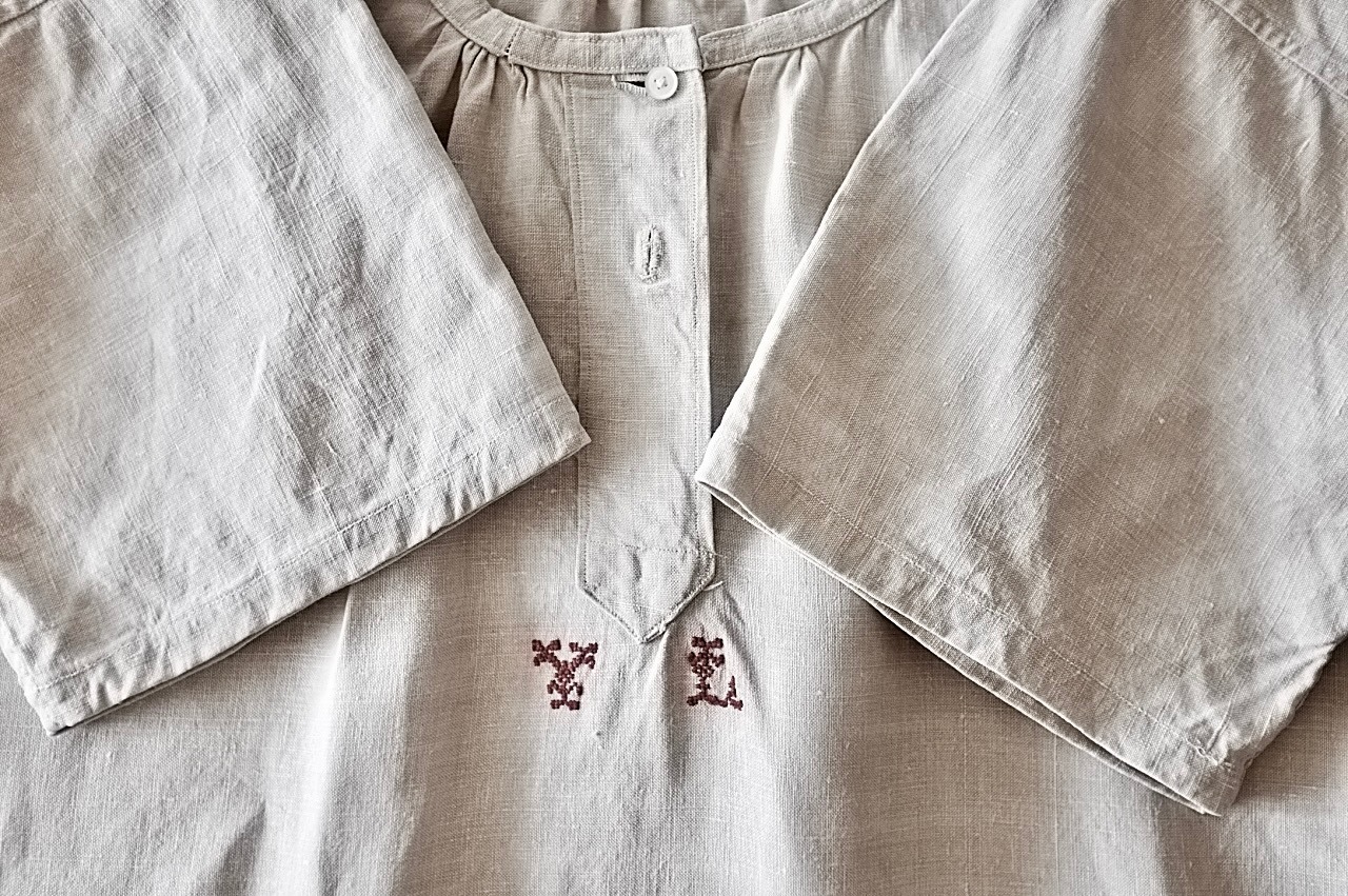 フランス 1900s 手織リネン 装飾的モノグラムと緩やかなワンピースa アンティーク