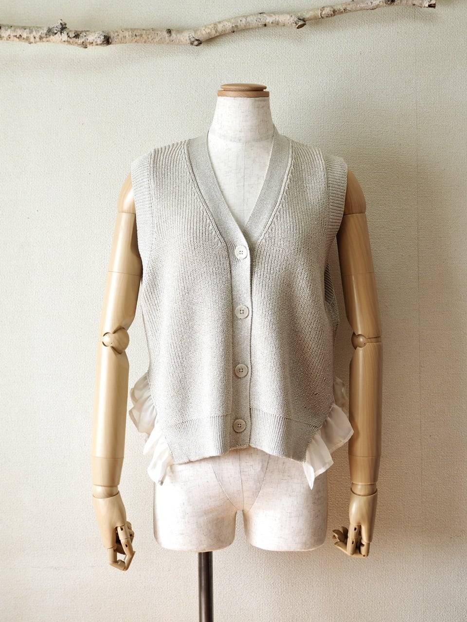 ラメフリルニットベスト <ベージュ>