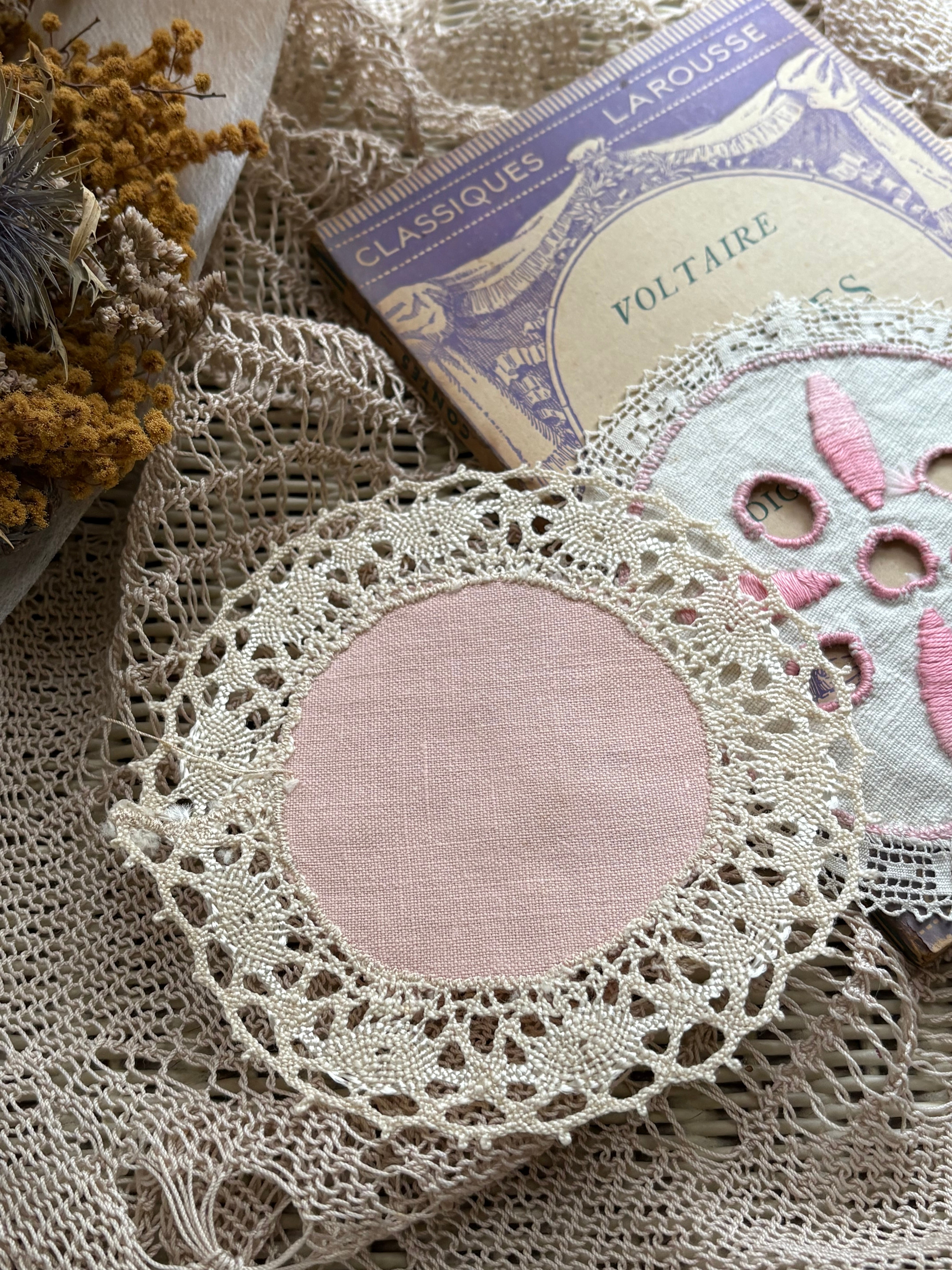 フランスアンティーク ミニドイリー シンプルドイリー ピンク 敷物 ハンドメイドパーツ インテリア小物 額装