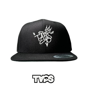 B2W×TAPS「"TAG" Logo Flat BB Cap Black A」