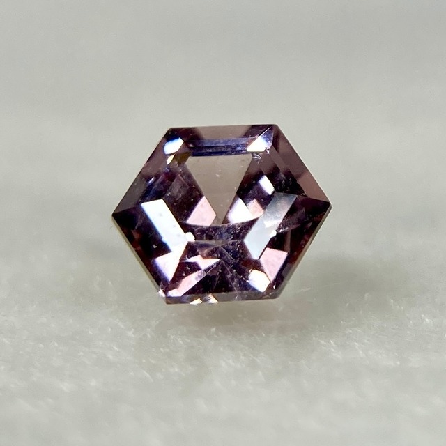 スピネル 六角形  約3.2*2.2mm r-0550