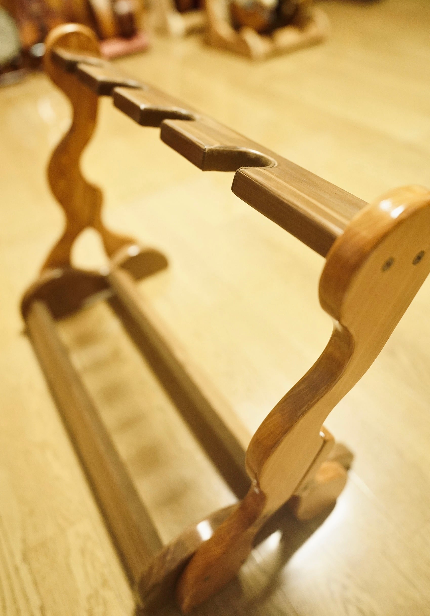 オーダー品】手作り木工 木製ウクレレスタンド（ニス仕上げ） 4本掛け