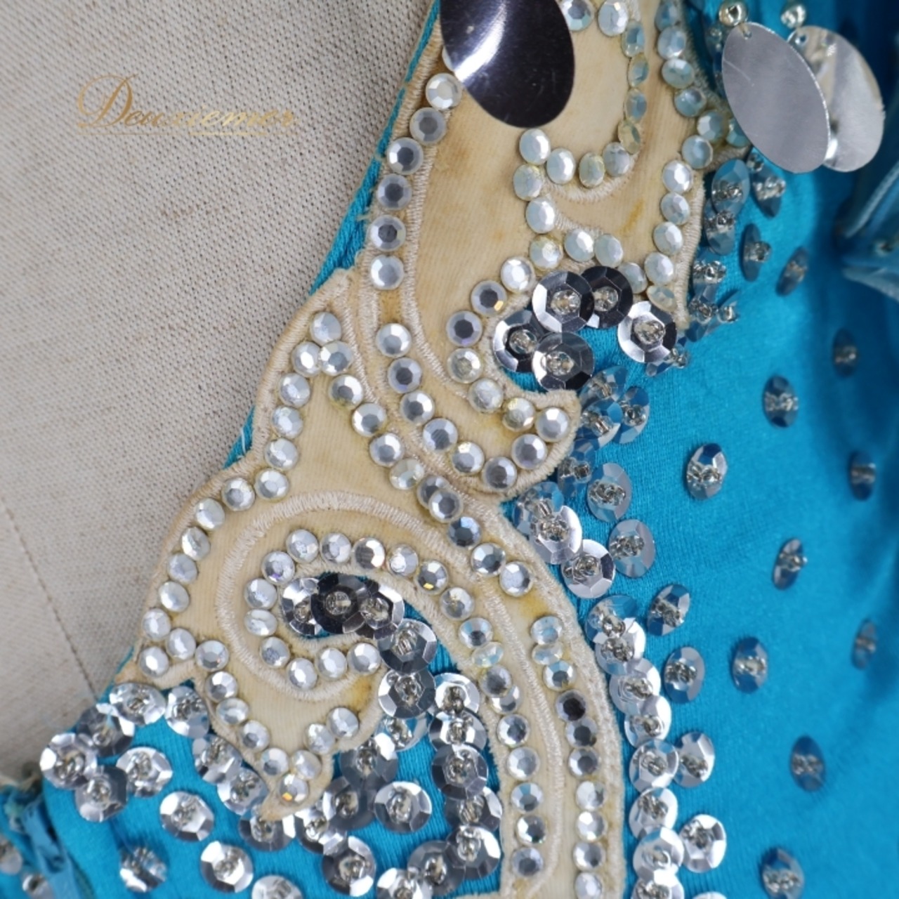 社交ダンス 衣装 スタンダード ドレス ワンピース 青 水色 ファー フリル プリーツ デモ 競技 パーティ 発表会 ブルー系 ホワイト系 鮮やか おしゃれ 豪華 スカート コスチューム 女性用 ダンス用品 競技用 イベント用 ステージ衣装 パフォーマンス用