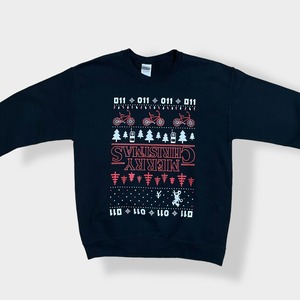 【GILDAN】ストレンジャージングス Stranger Things ロゴ MERRY CHRISTMAS プリント スウェット トレーナー プルオーバー ブラック クリスマス Netflix ネトフリ ドラマ M US古着