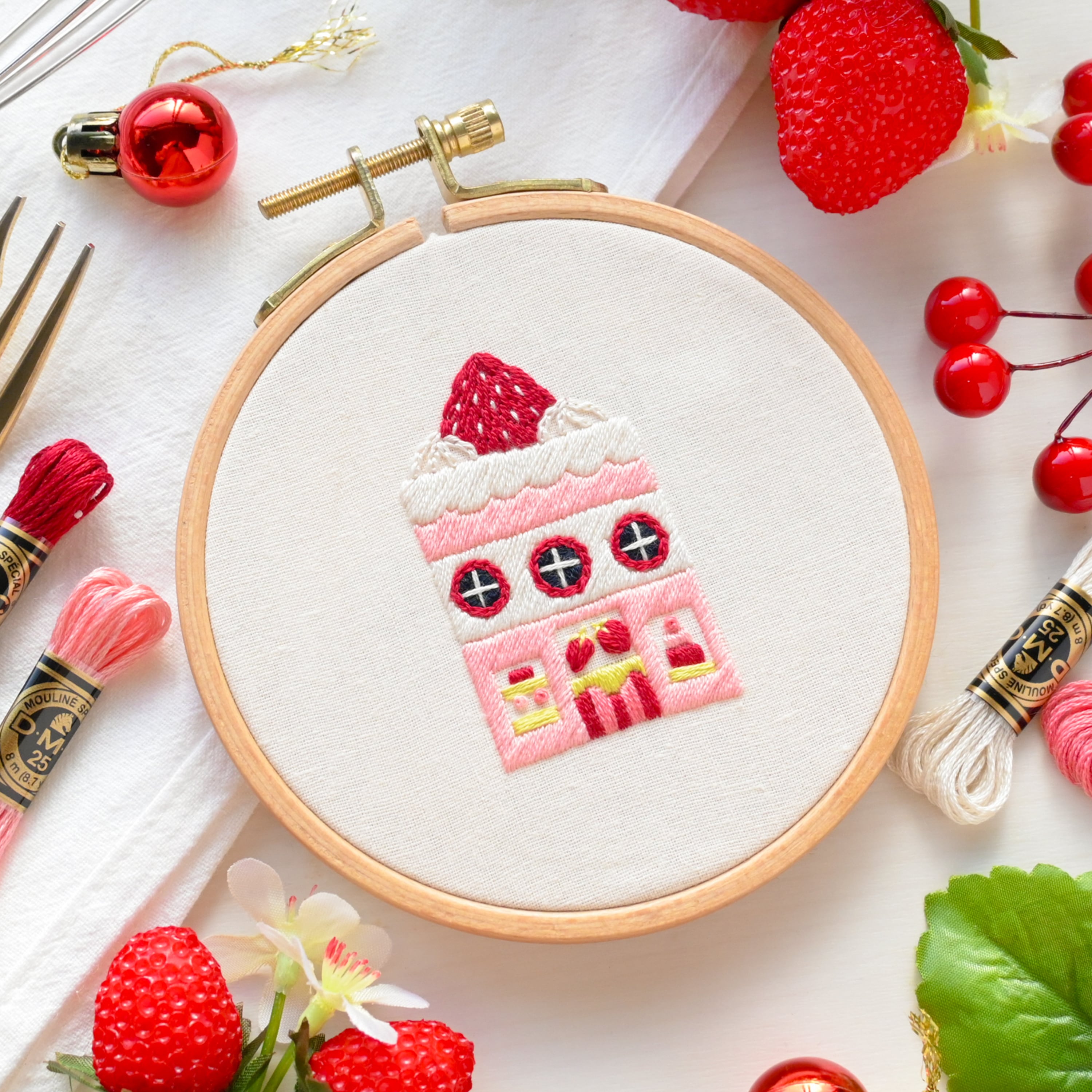 【新作】刺繍キット いちごの都より「ショートケーキ専門店」《空想街雑貨店》