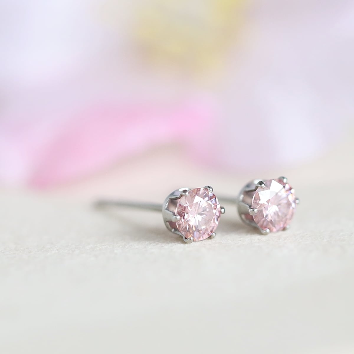 奇跡の宝石 桜モアサナイトのひと粒ピアス 4mm｜つけっぱなしOK 選べる