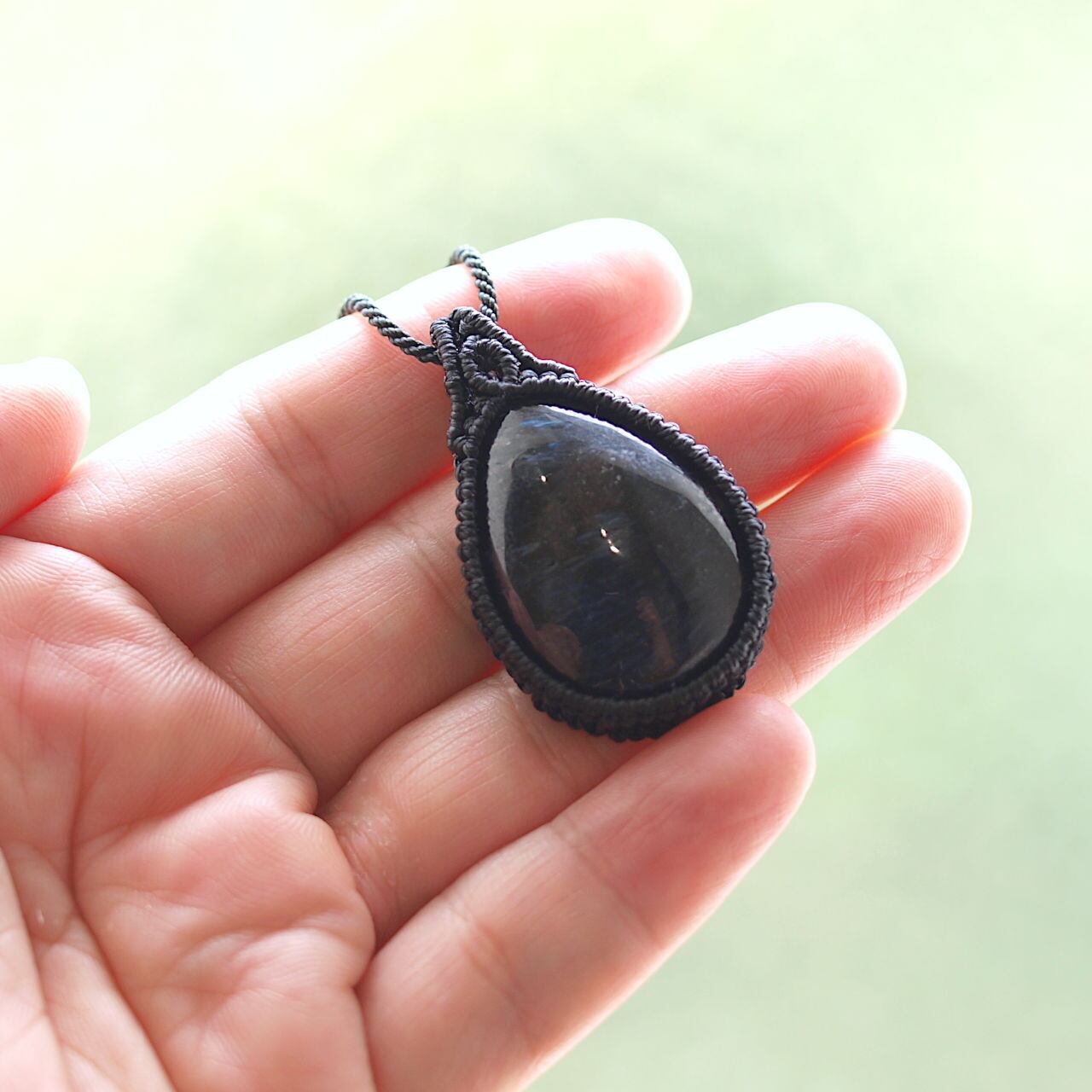 一点物】ヌーマイトの雫型ルースを包んだマクラメネックレスNo.2