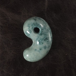 糸魚川翡翠 青翡翠 まがたま 勾玉  20.0g Spotted Blue Jadeite Magatama