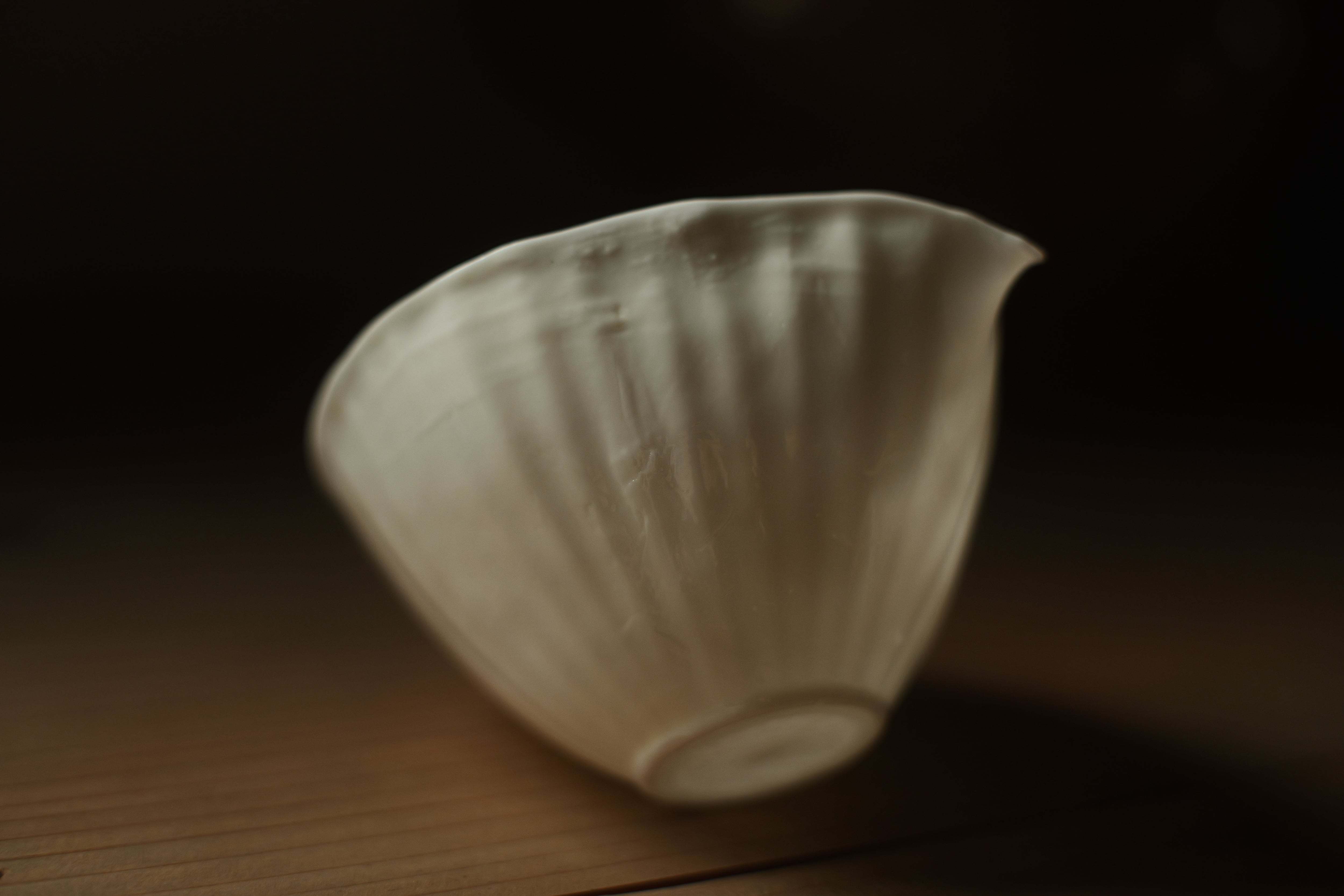 手拓薄胎白磁茶海・貝＜徳化窯＞（型作り・手押し/満水容量120cc