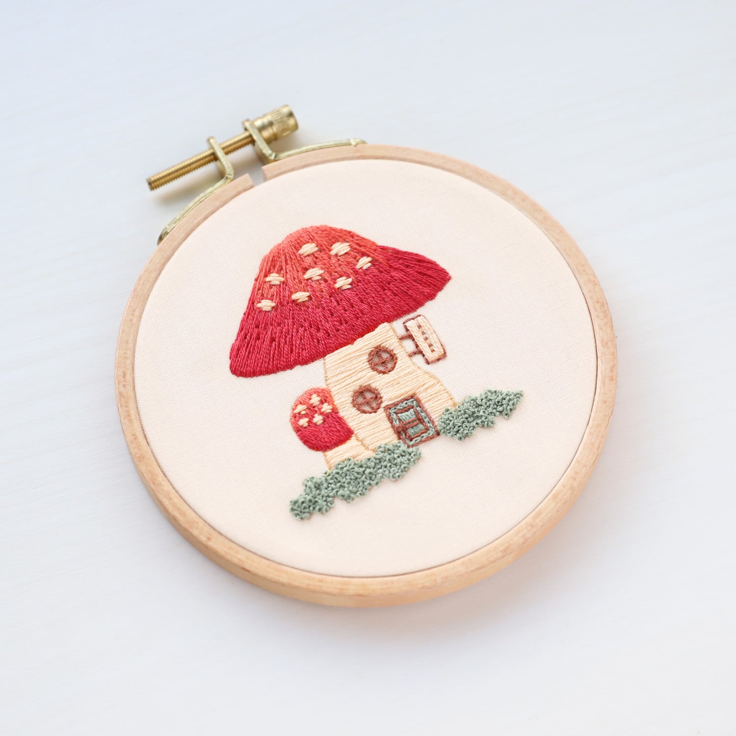 刺繍キット 森のキノコ旧市街より「キノコのお家」《空想街雑貨店》