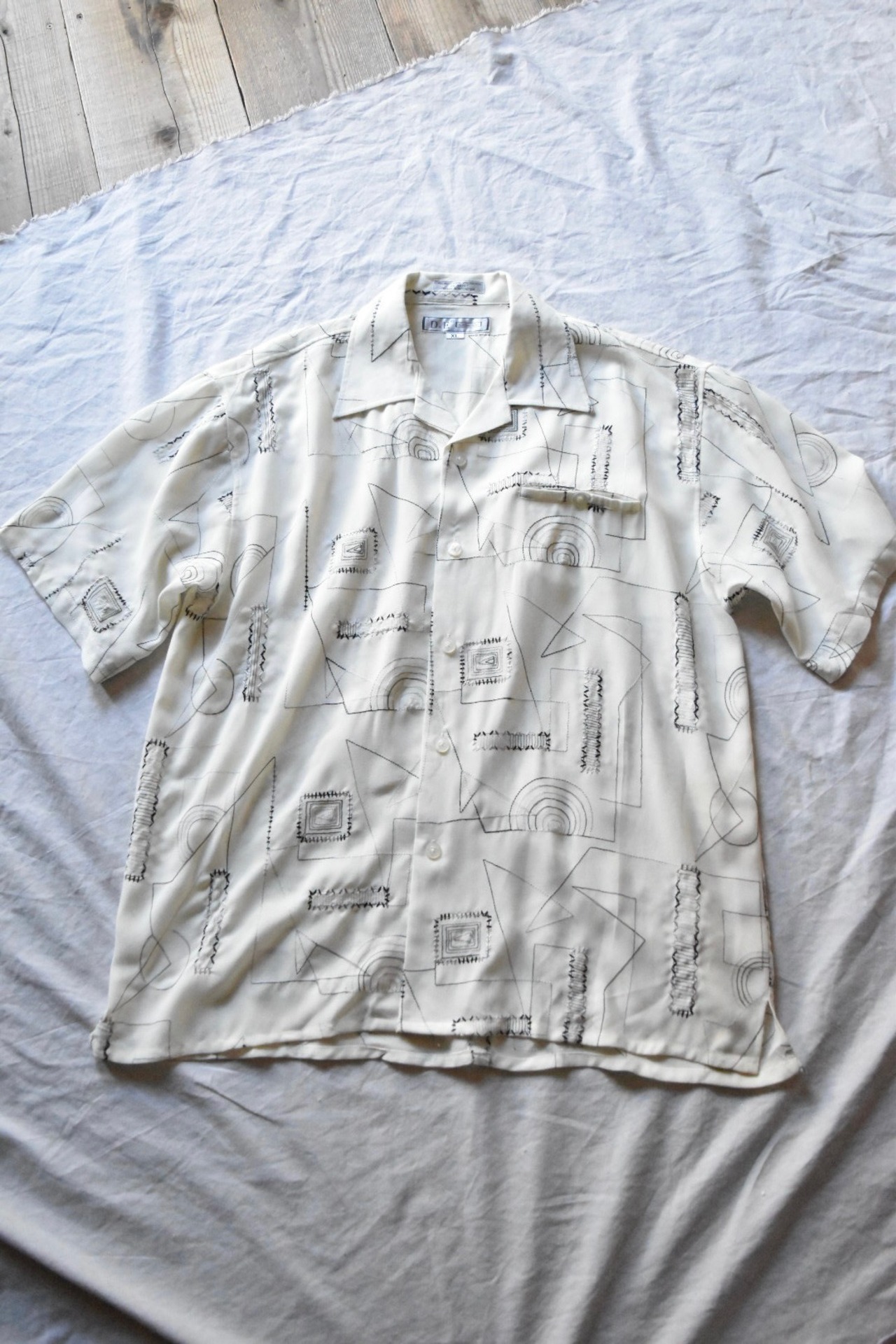 Embroidery white open collar S/S shirt
