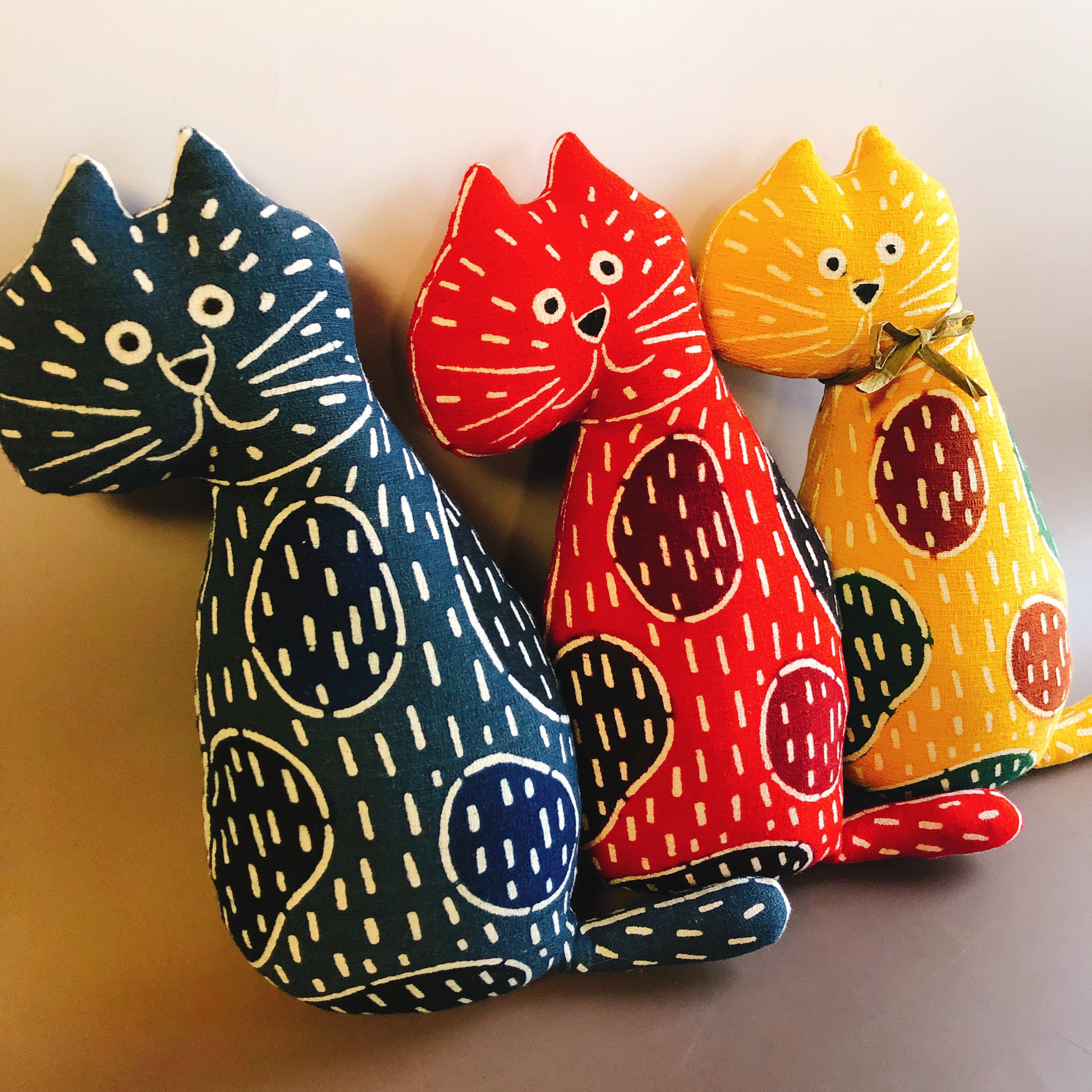 型染め振り向き猫 赤青黄 | Gellery Shop 芭蕉