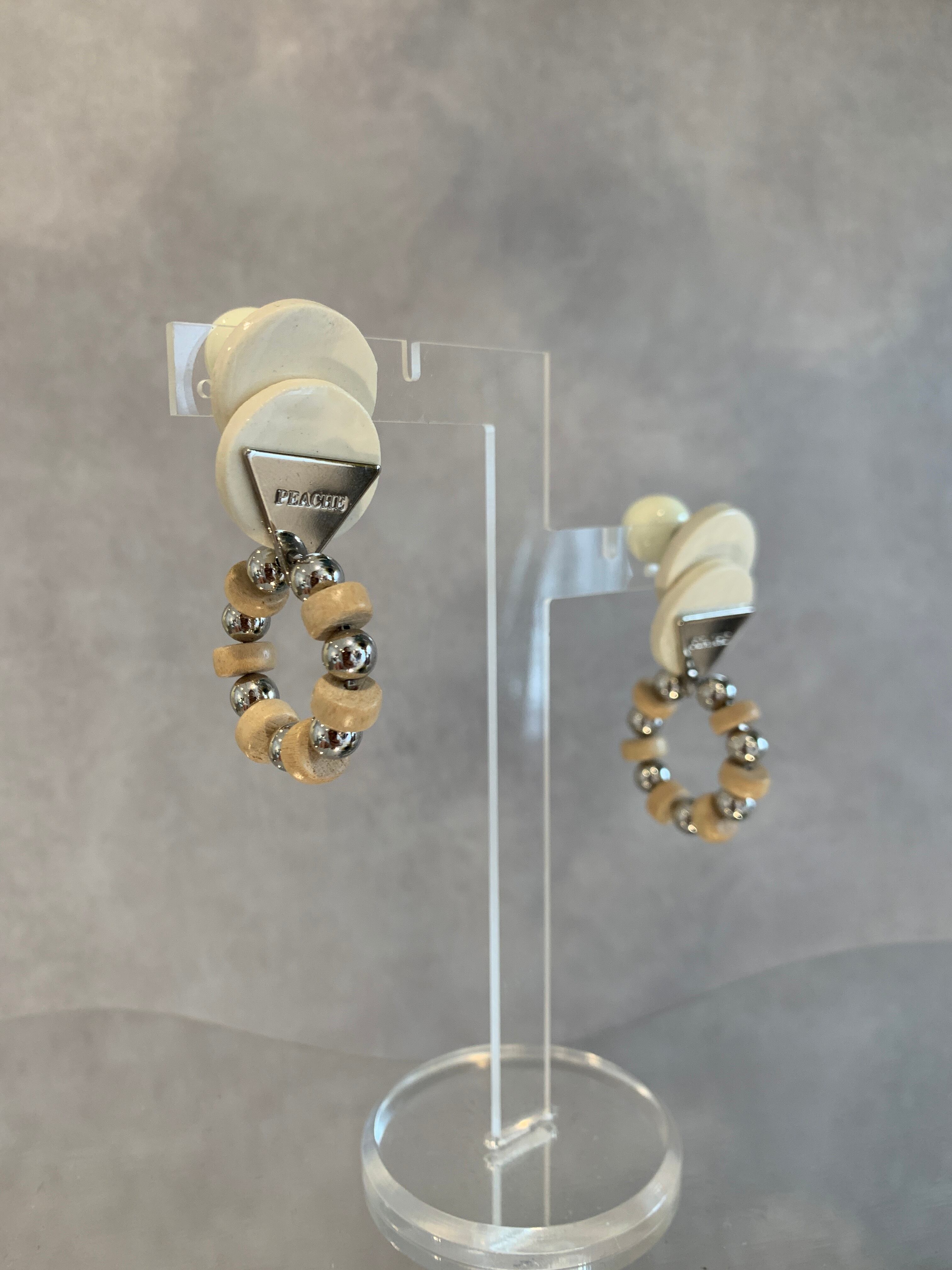 white pottery wood circle