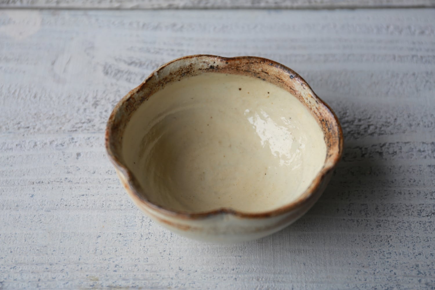 渕荒粉引 たわみ輪花豆鉢 ミニ | 古谷製陶所