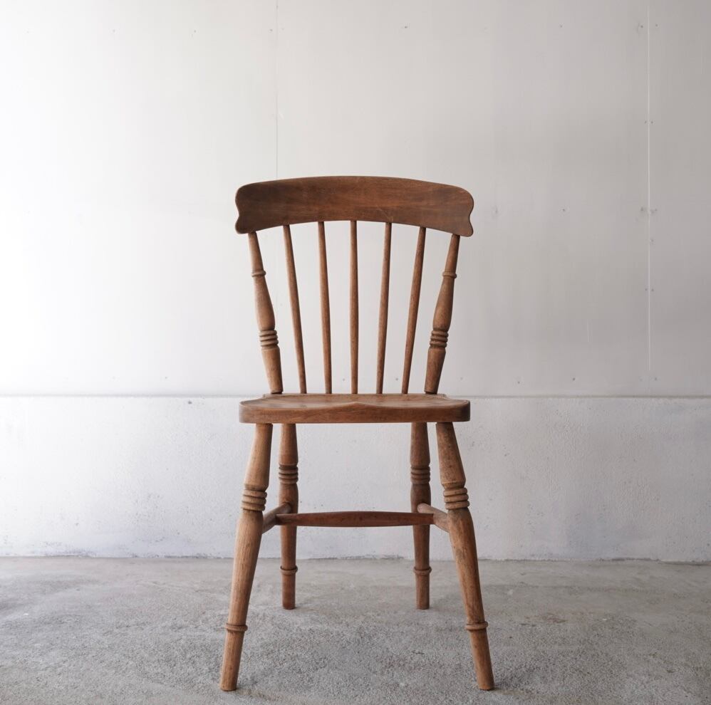 ろくろ脚の椅子